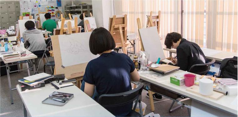 行知学園美術のアトリエ。美大受験の実技指導を行う