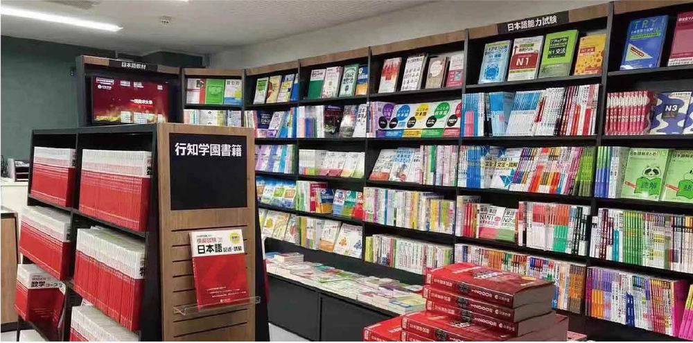 自社で企画・執筆・出版した教材。日本語能力試験から各科目の対策まで