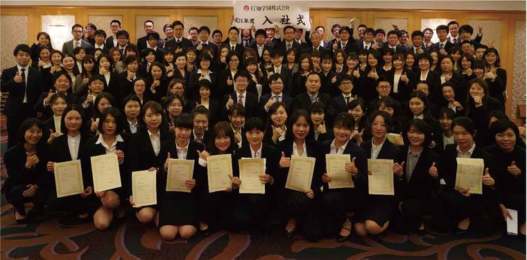 入社式。毎年まとまった人数が新しく加わる