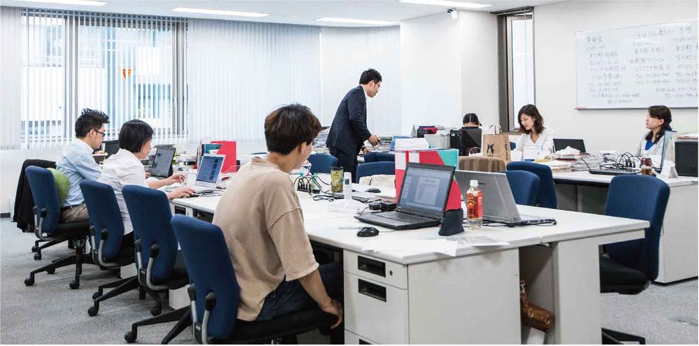管理本部のオフィス。講師と事務が同じフロアで動いている